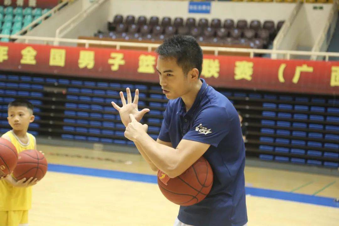 关于里尔邀请法国传奇球星为青训学员授课,培养新一代球员的信息 关于里尔邀请法国传奇球星为青训学员授课,培养新一代球员的信息