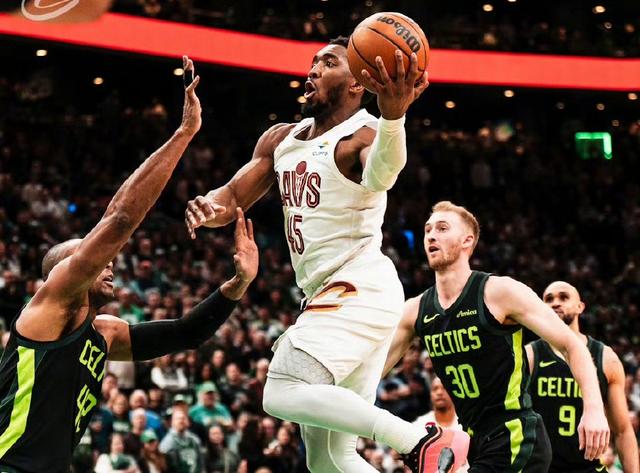 米切尔独揽全队分,爵士再胜湖人收获三连胜 米切尔独揽全队分,爵士再胜湖人收获三连胜