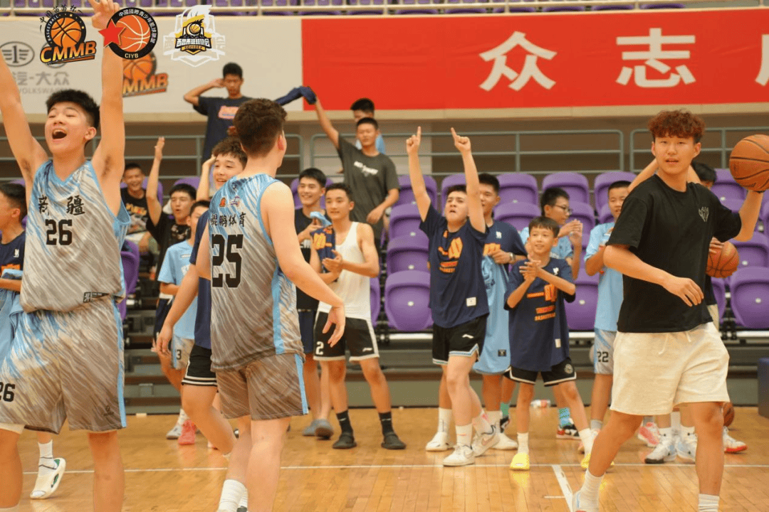 篮球比赛决出胜负,全队团结一心取得胜利 篮球比赛决出胜负,全队团结一心取得胜利